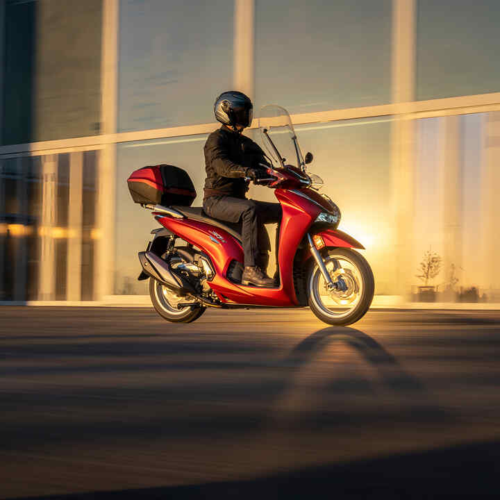 Honda SH350i imagem lateral dinâmica