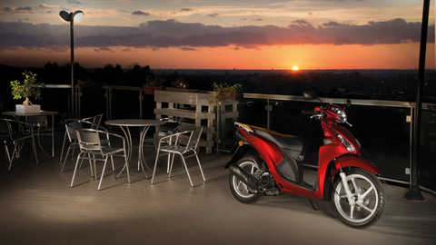 Vista da moto estacionada junto a um caf&eacute;