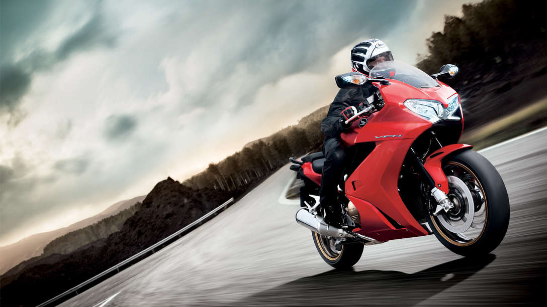 Honda-VFR800F-Tourer-No local-Vermelho Victory-Em movimento