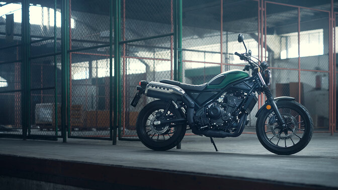 Honda CL500 estática no terreno