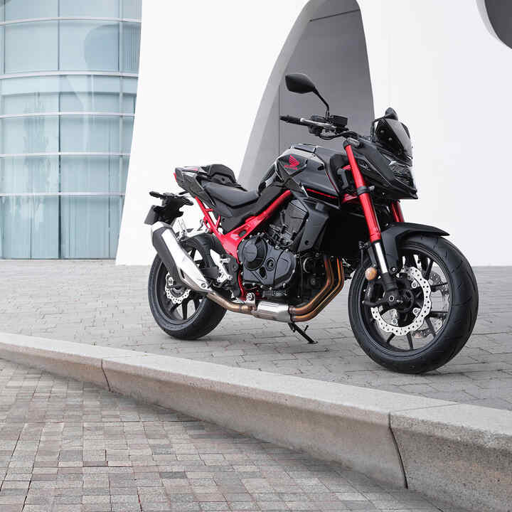 Honda CB750 Hornet em cenário com modelo