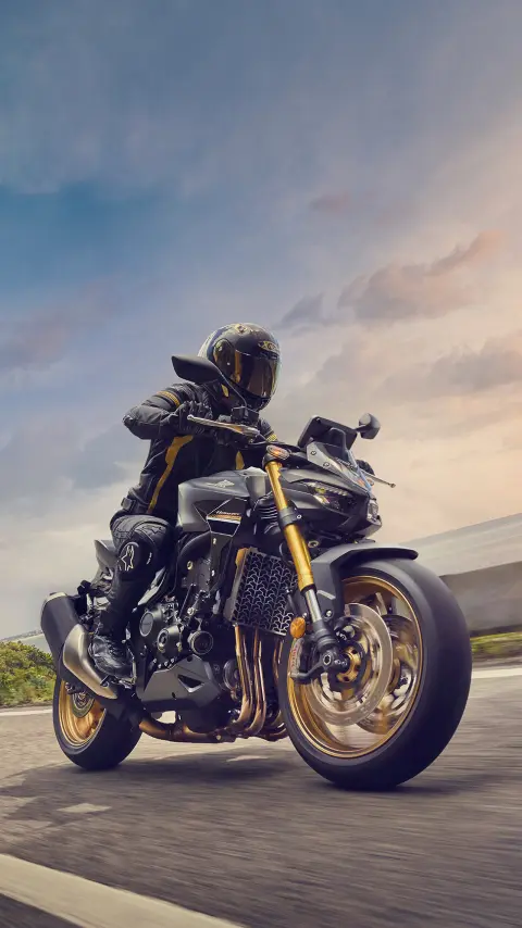 Homem a conduzir uma moto em curva