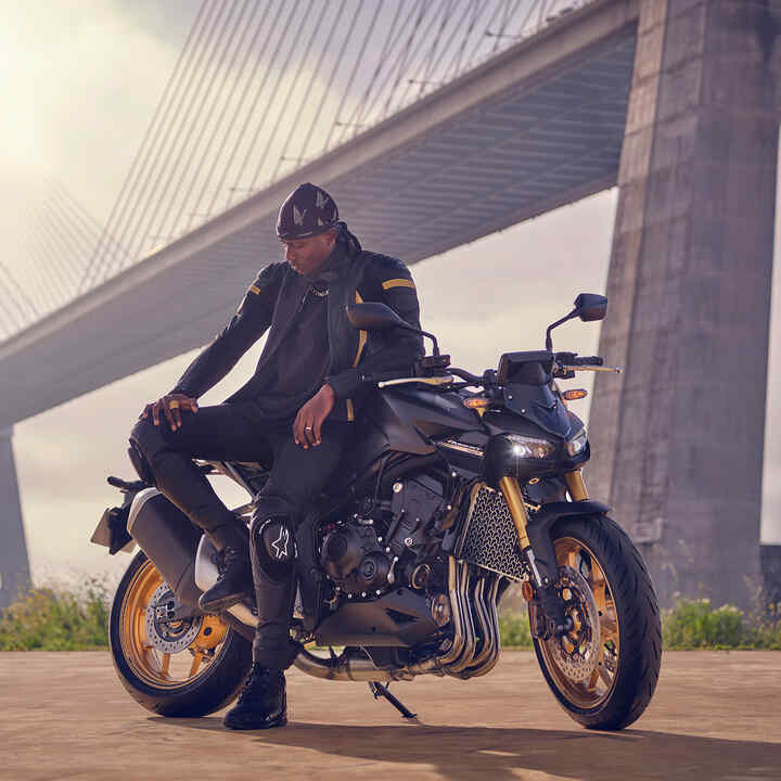 Moto à frente de uma ponte