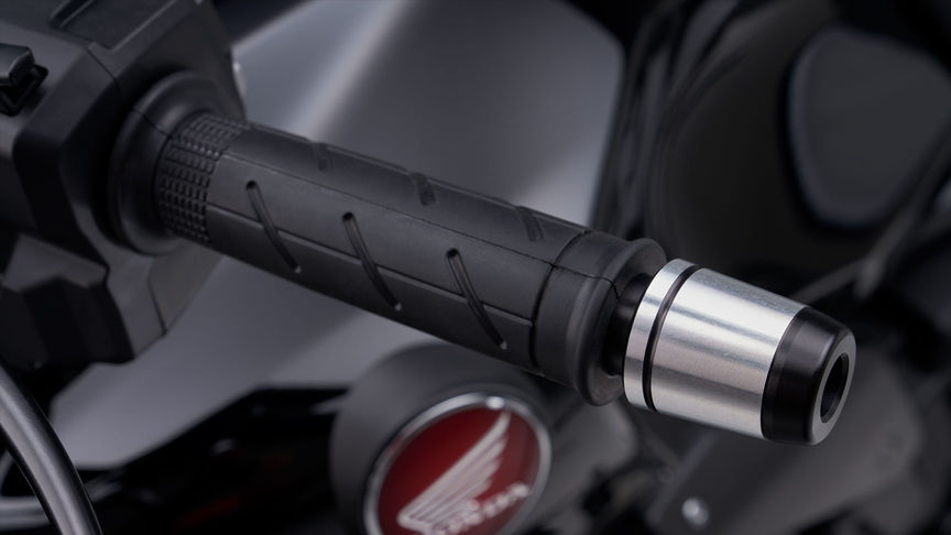 Vista dianteira de três quartos da Honda CB1000R com acessórios.