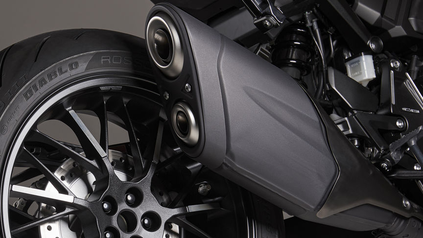 Honda CB1000R Black Edition, Escape negro