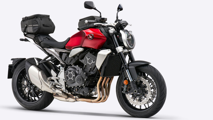 Vista dianteira de três quartos da Honda CB1000R com acessórios.