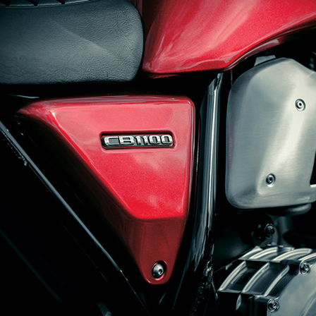 Grande plano do painel lateral da Honda CB1100EX.