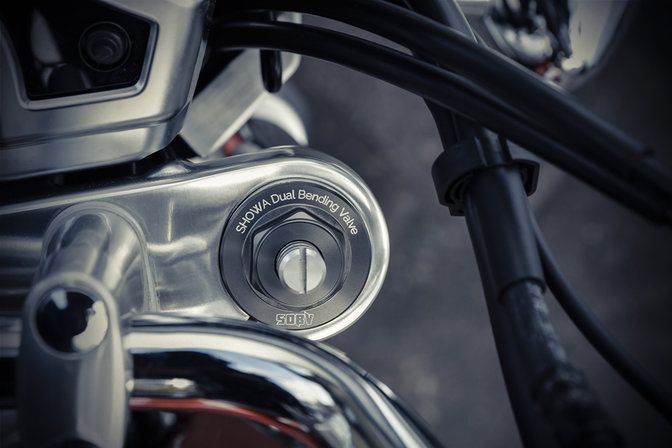 Grande plano da suspensão dianteira da CB1100EX.