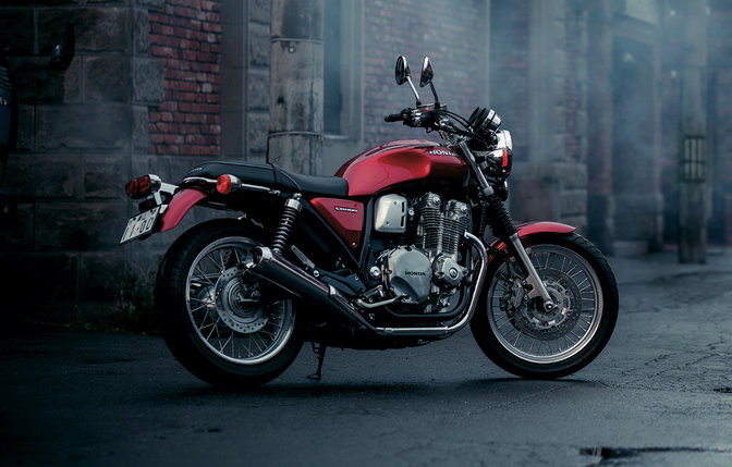 Honda CB1100EX, vista lateral direita traseira a três quartos.
