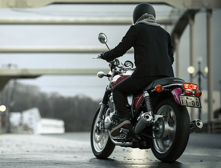Honda CB1100EX, vista lateral direita traseira a três quartos com condutor.