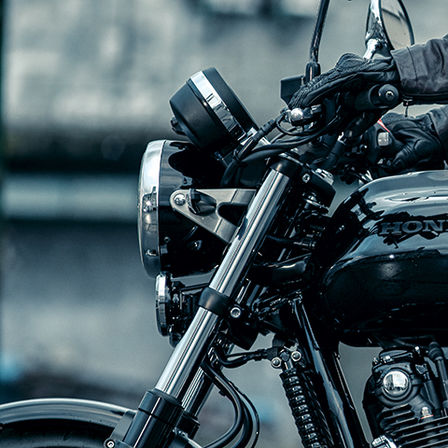 Grande plano da suspensão da Honda CB1100 RS.