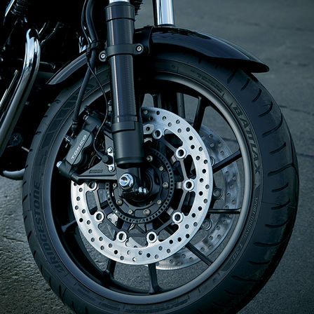 Grande plano da roda traseira e dos discos de travão da Honda CB1100 RS.