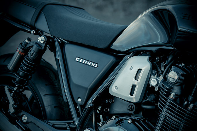 Grande plano do painel lateral da Honda CB1100 RS.
