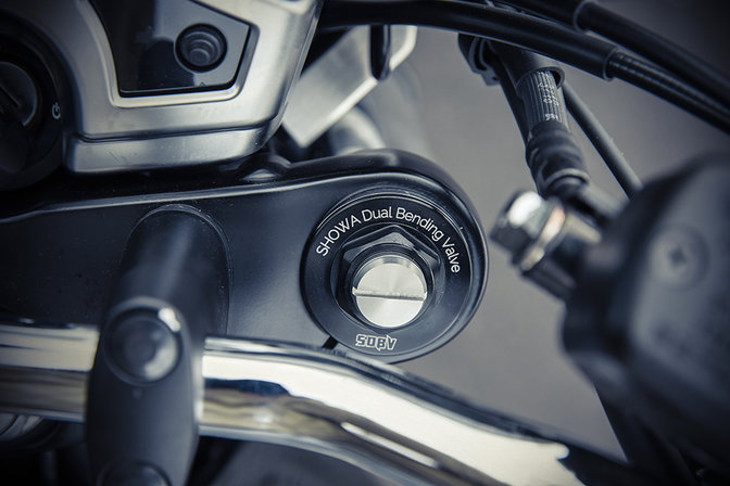 Grande plano da suspensão dianteira da CB1100 RS.