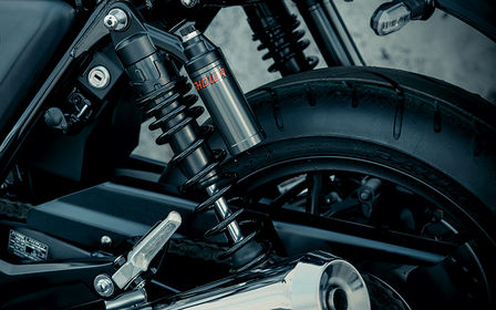 Grande plano da suspensão traseira da CB1100 RS.