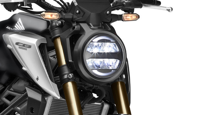 Honda CB125R, vista a 3 quartos, frente direita, zoom nas luzes, fotografia de estúdio, moto preta