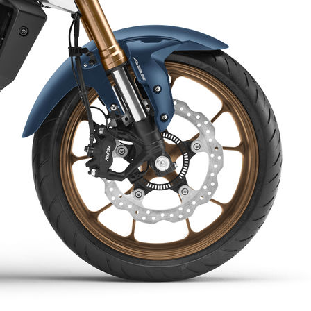 Honda CB125R, lado direito, zoom na roda dianteira e nos travões, fotografia de estúdio, moto azul