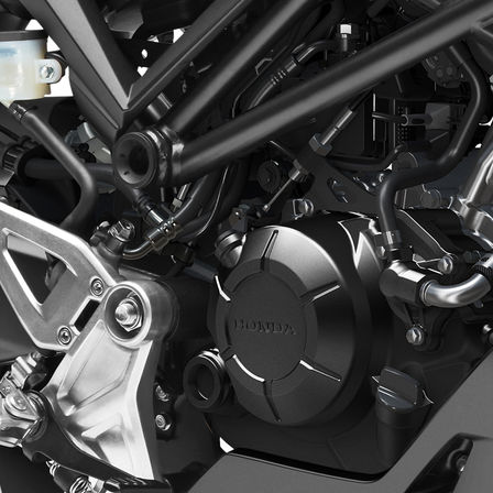 Honda CB125R, zoom no motor, fotografia de estúdio