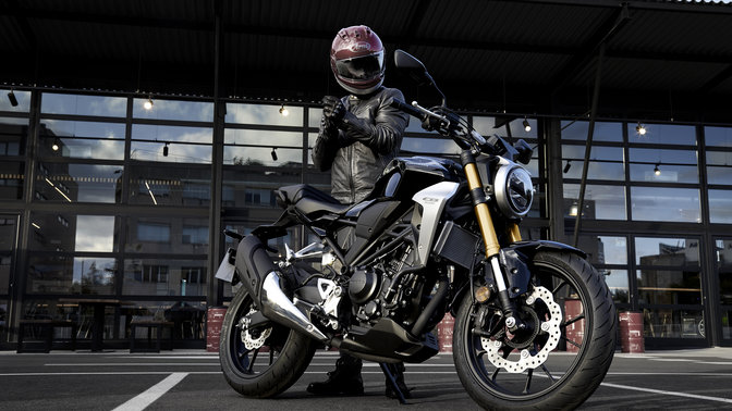 Vista lateral da Honda CB300R Neo Sports Café estacionada.