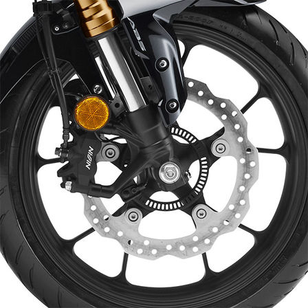 Grande plano da roda da Honda CB300R Neo Sports Café.