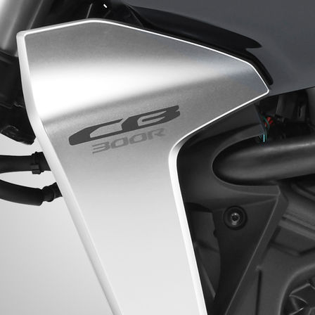 Grande plano da carenagem da Honda CB300R Neo Sports Café.