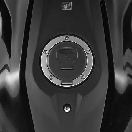 Grande plano do depósito da Honda CB300R Neo Sports Café.