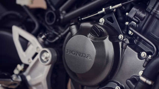 Motor monocilíndrico de quatro válvulas DOHC da Honda CB300R em primeiro plano.