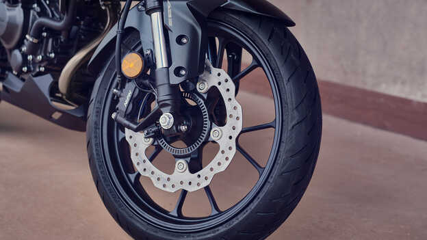 IMU e Controlo de travagem com ABS da Honda CB300R em primeiro plano.