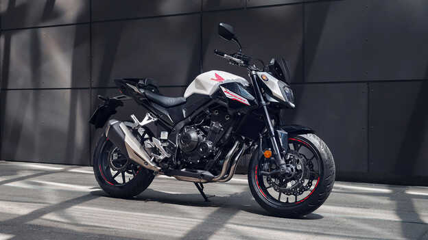 Imagem lateral a ¼ da CB500 Hornet