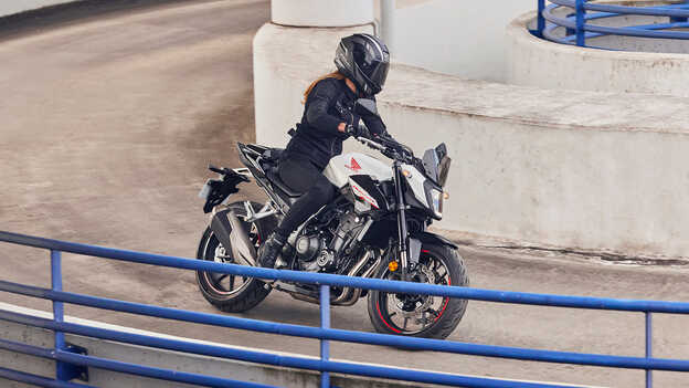 Honda CB500 Hornet num parque de estacionamento em curva