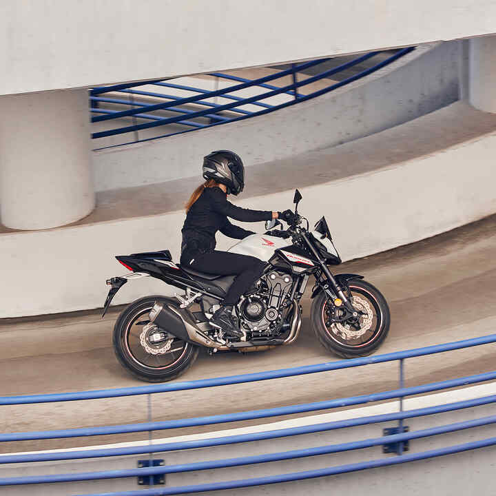 Fotografia da Honda CB500 Hornet extraída do vídeo de lançamento