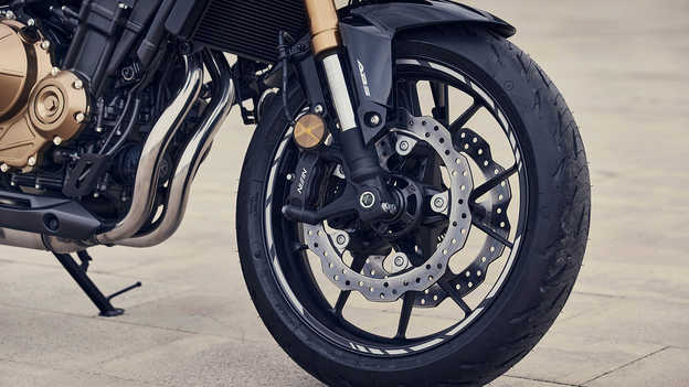 CB500F - Novos Travões de Disco Dianteiro Duplo e Pinças de Montagem Radial