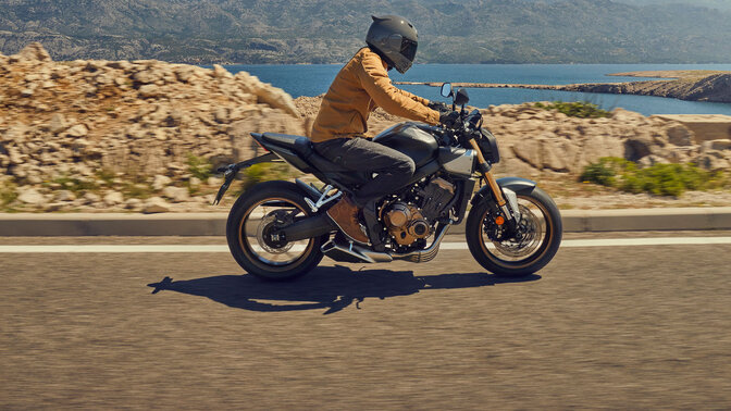 Vista dianteira a ¾ da Honda CB650R a circular num parque de estacionamento