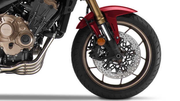 As pinças duplas de quatro pistões e montagem radial atuam nos discos flutuantes de 310 mm, complementadas por uma pinça traseira de um pistão e um disco de 240 mm