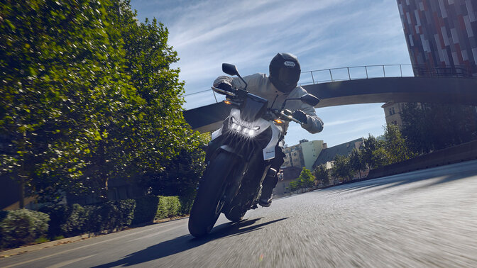 Honda CB750 Hornet a ser conduzida num túnel
