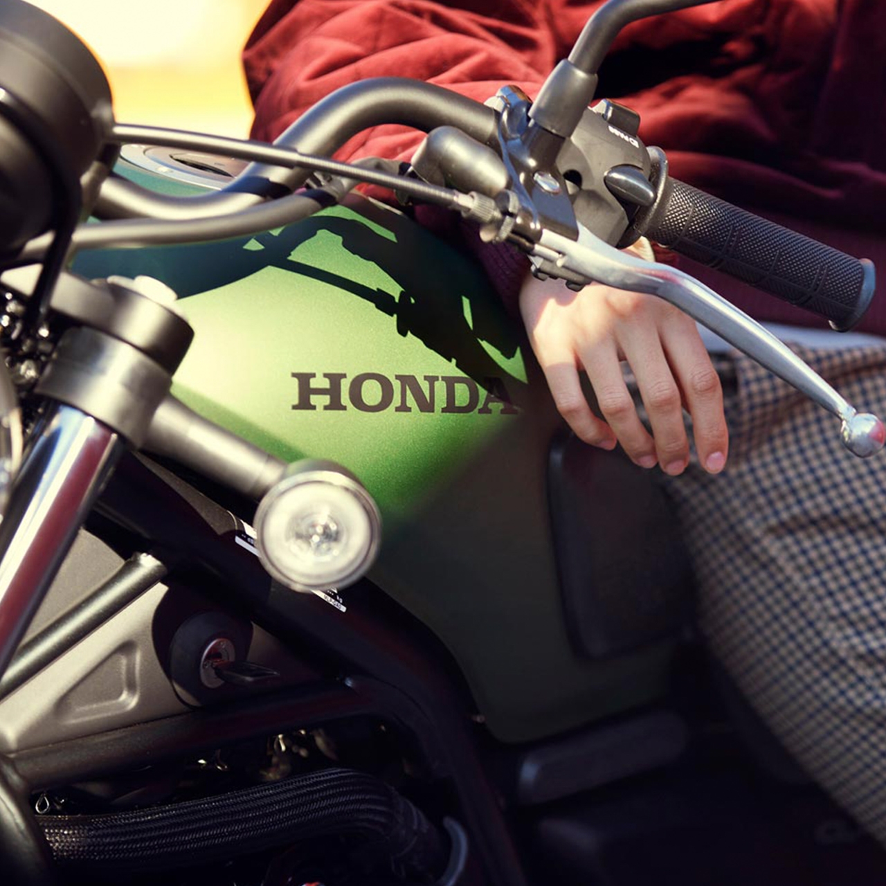 Grande plano lateral da moto Honda CL500 com modelo.