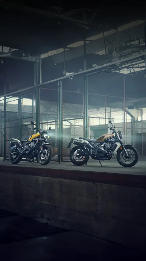 Motos Honda CL500 num cenário de armazém.