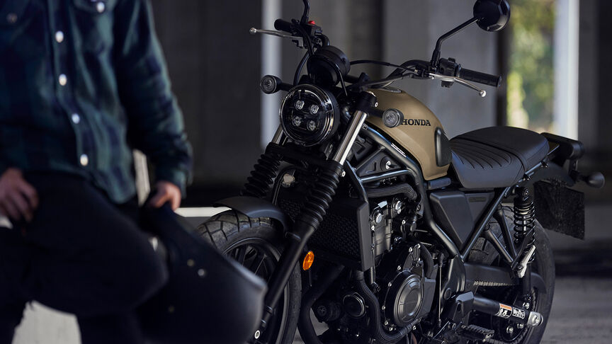 Vista dianteira a ¾ estática da Honda CL500 no terreno.