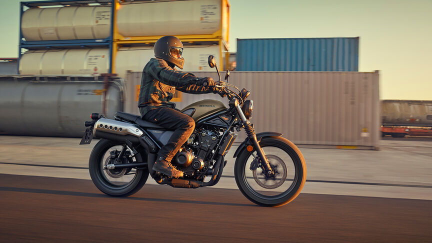 Vista dianteira a ¾ estática da Honda CL500 no terreno.