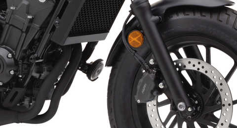 Grande plano da roda, dos travões e das pinças da Honda CMX500 Rebel.