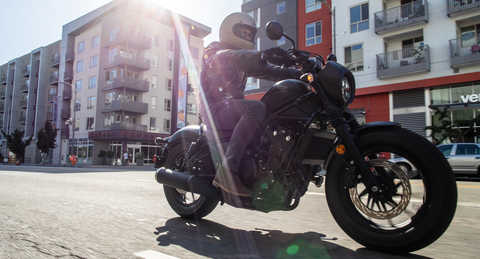 Honda CMX500 Rebel a ser conduzida numa rua.