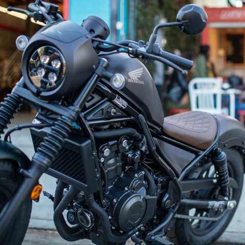 Vista dianteira a tr&ecirc;s quartos da Honda CMX500 Rebel, localiza&ccedil;&atilde;o urbana.