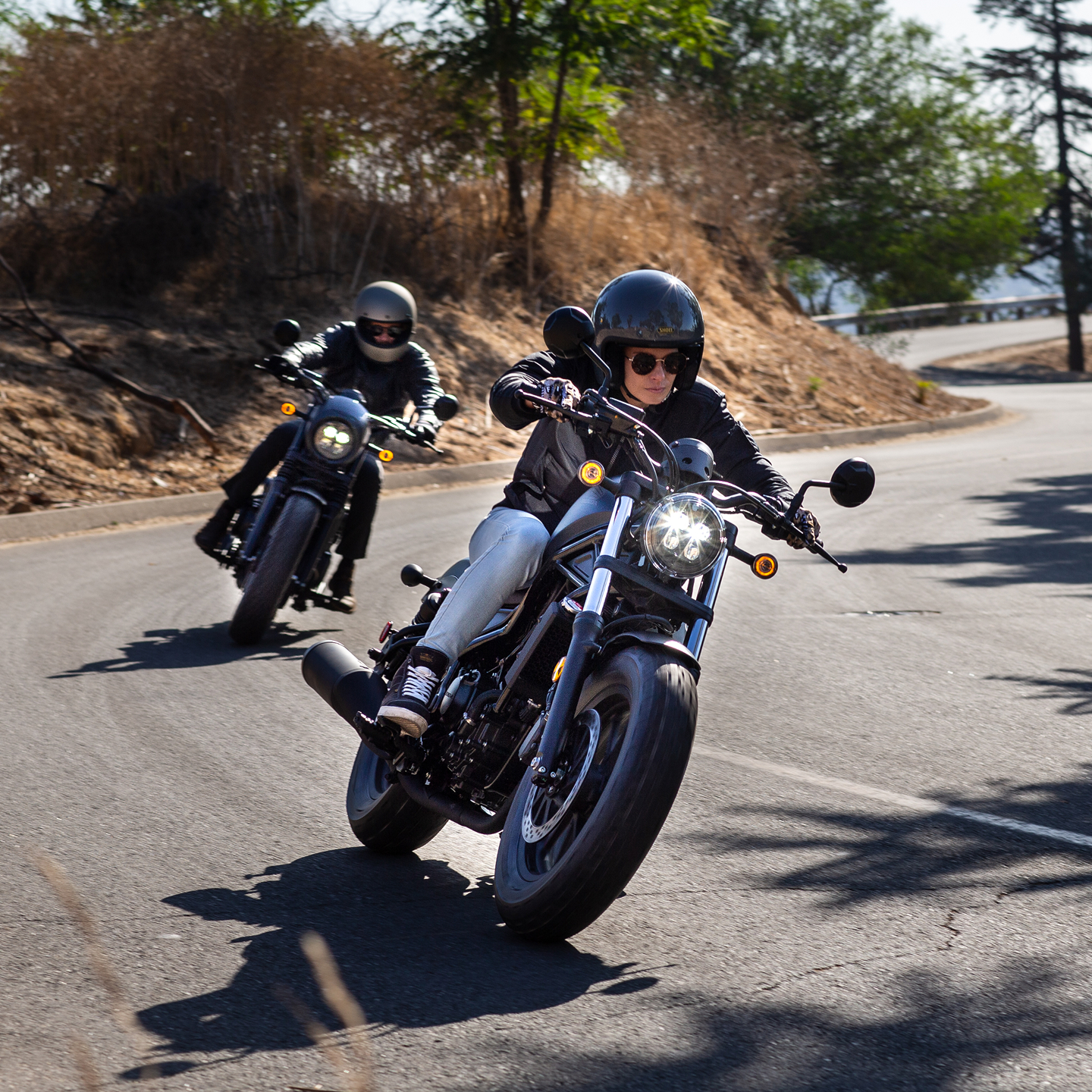 CMX500 Rebel com dois motociclistas