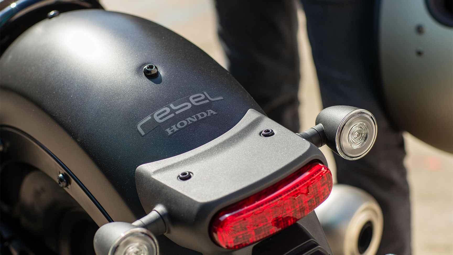 CMX500 Rebel com dois motociclistas