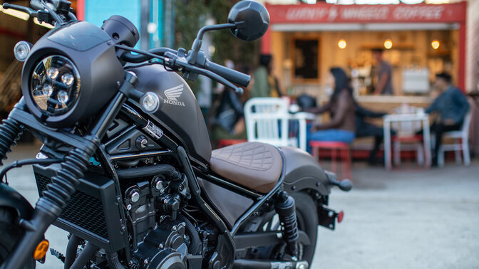 Vista frontal a 3/4 da moto CMX500 Rebel