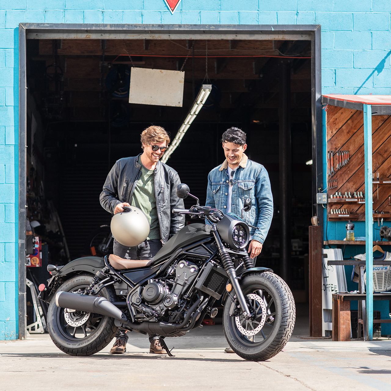 CMX500 Rebel com dois motociclistas