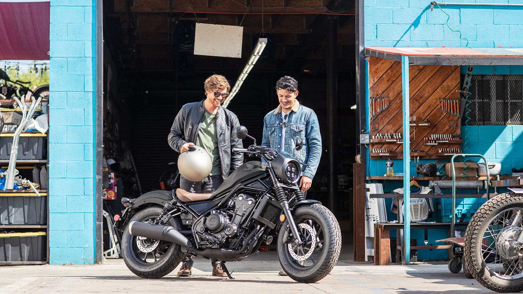 CMX500 Rebel com dois motociclistas
