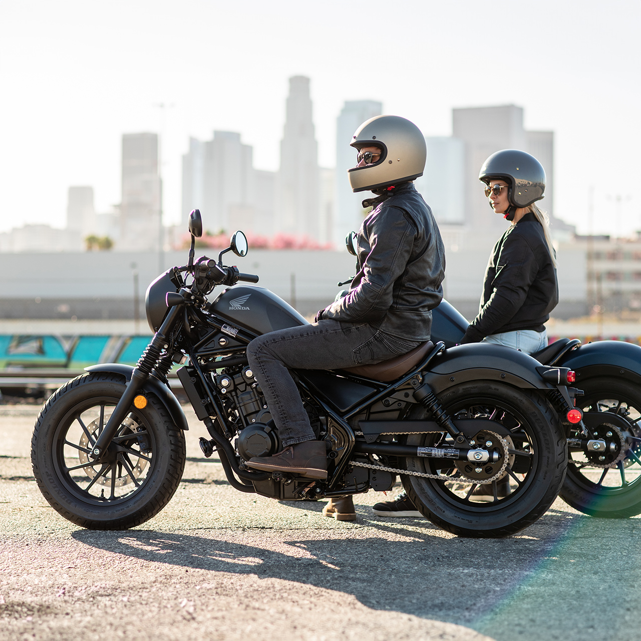 CMX500 Rebel com dois motociclistas