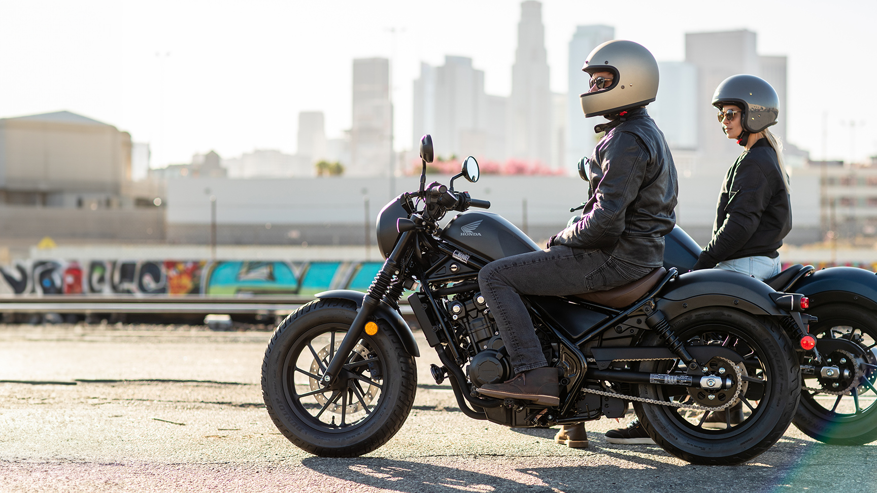 CMX500 Rebel com dois motociclistas