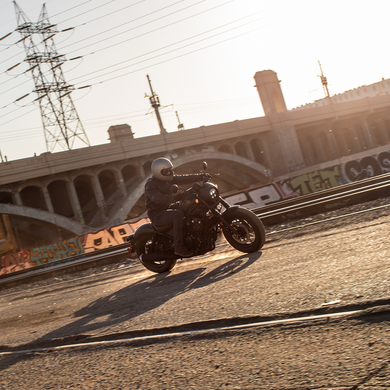 CMX500 Rebel com um motociclista
